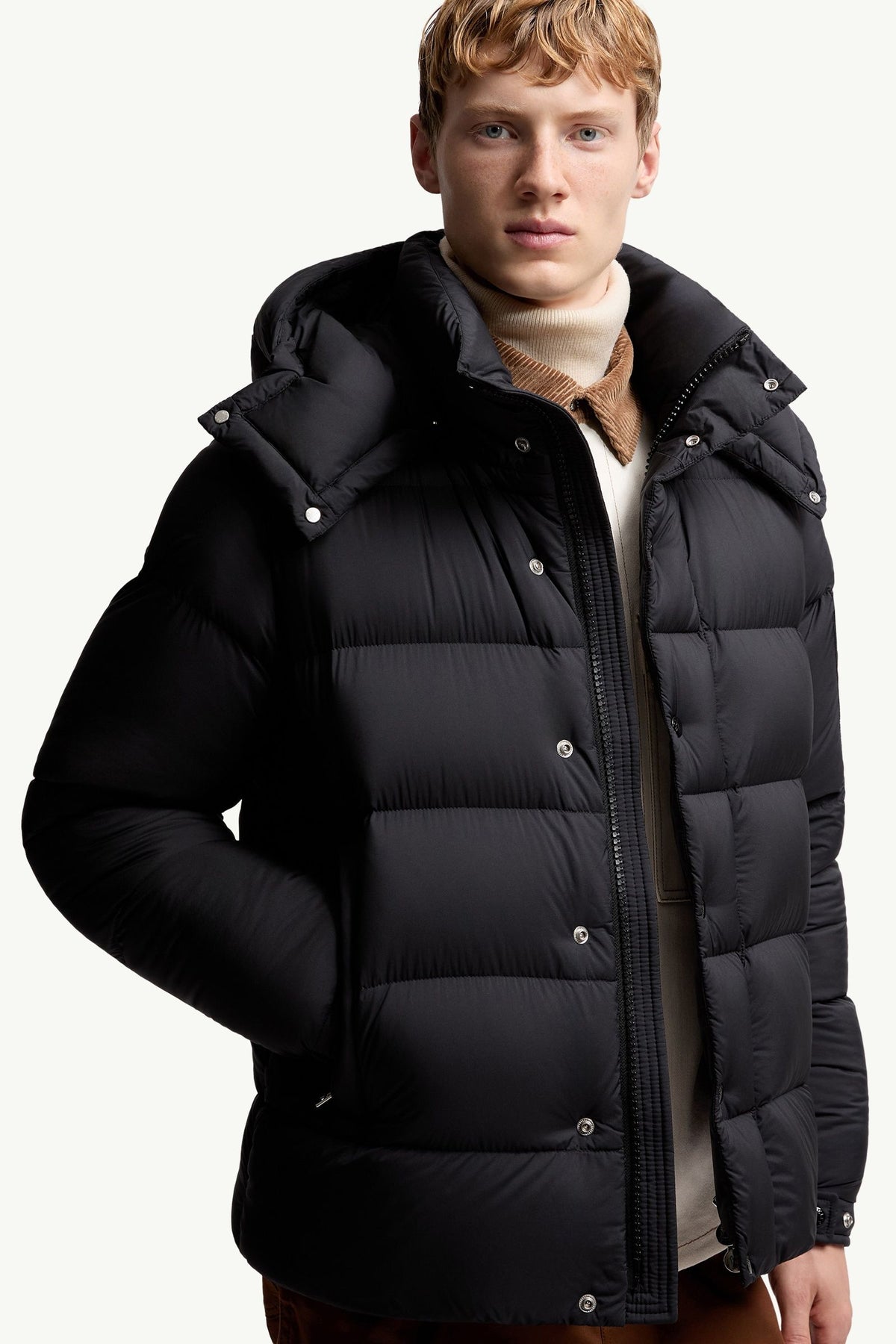 Moncler Maya 70 Kapüşonlu Kısa Kaz Tüyü Mont