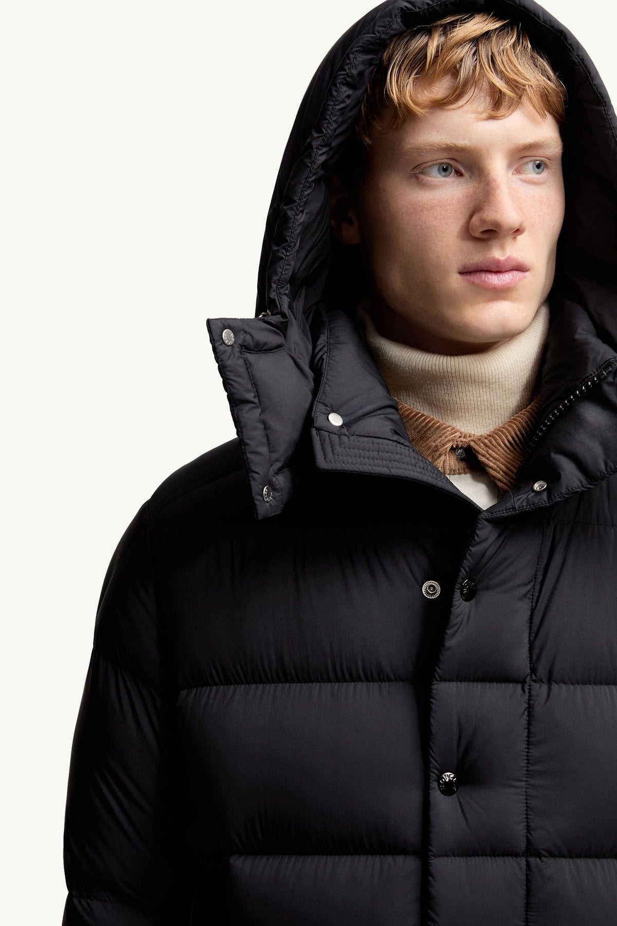 Moncler Maya 70 Kapüşonlu Kısa Kaz Tüyü Mont